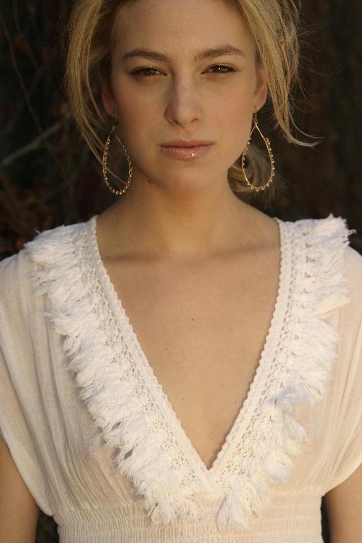 Vestido Musa con escote profundo y detalles de flecos